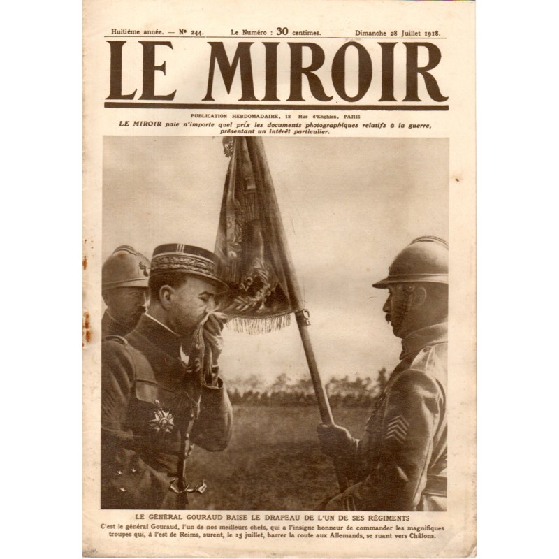 Le Miroir n° 244 du 28 juillet 1918 - Le Général Gouraud baise le drapeau de l'un de ses régiments